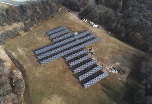 Energía solar en Mundelein:
Vista aérea de los paneles solares en forma de cruz en el campus de la Universidad St. Mary of the Lake/Seminario Mundelein. Se espera que en sus 35 años de duración, los paneles ofrezcan de 20 a 25 por ciento de la energía que el campus consume, ahorrándoles un millón de dólares en ese periodo. Foto: Cortesía de University of St. Mary of the Lake/Mundelein Seminary