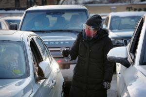 El padre Wayne Watts fue el principal celebrante durante una misa en auto para conmemorar el Miércoles de Ceniza en la parroquia Saints Joseph and Francis Xavier en Wilmette el 17 de febrero. Foto: Karen Callaway/Católico