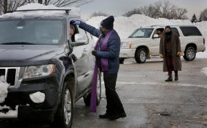 El padre Simon Braganza, pastor de la Basílica Queen of All Saints en Chicago imparte cenizas en la cabeza de los parroquianos que asistieron en auto al ‘drive-thru’ del Miércoles de Ceniza el 17 de febrero. Foto: Karen Callaway/Católico