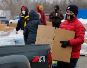 En respuesta a los desafíos financieros en el área de Waukegan debido a la pandemia, Cristo Rey St. Martin College Prep y el Northern Illinois Food Bank organizaron una distribución de alimentos ‘drive-through’ en la comunidad el 30 de enero en el estacionamiento de la escuela. Estudiantes, personal del plantel, familiares y amigos de la escuela distribuyeron suficientes víveres para servir a 1,500 familias. Foto: Karen Callaway/Católico