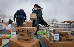 En respuesta a los desafíos financieros en el área de Waukegan debido a la pandemia, Cristo Rey St. Martin College Prep y el Northern Illinois Food Bank organizaron una distribución de alimentos ‘drive-through’ en la comunidad el 30 de enero en el estacionamiento de la escuela. Estudiantes, personal del plantel, familiares y amigos de la escuela distribuyeron suficientes víveres para servir a 1,500 familias. Foto: Karen Callaway/Católico