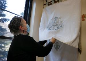 Voluntarias de St. Martha's Guild en la parroquia St. John Cantius, en 825 N. Carpenter St., se reunen en el salón de costura de la parroquia el 5 de marzo para crear prendas que vestirán los adultos que reciban el sacramento del bautismo durante la vigilia de Pascua de este año. El grupo restablece vestidos y ayuda a coser cortinas y otras prendas. Foto: Karen Callaway/Católico