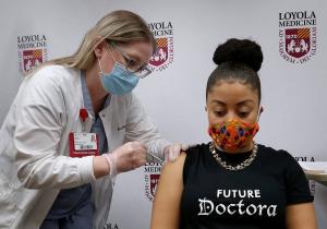 Roni Facen, directora de la secundaria St. Francis de Sales, en 10155 S Ewing Ave. en Chicago, recibe su primera dosis de la vacuna Pfizer a manos de la enfermera Kristen Tucker, en Mulcahy Center, el centro médico de la Universidad Loyola en Maywood, el 7 de marzo.
Durante la semana del 15 de febrero, la Arquidiócesis de Chicago, en asociación con los sistemas de escuelas de Agudath Israel de Illinois y del Sínodo de la Iglesia Luterana de Missouri, lanzó un plan de vacunación contra COVID-19 para todos los empleados en los tres sistemas escolares basados en la fe. Foto: Karen Callaway/Católico