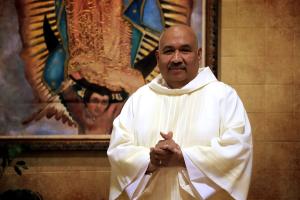 José Adán-Bernabé. Parroquia de Santa Elizabeth de la Trinidad – Chicago. Foto: Carlos Espinosa/ILP