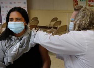 Sue Hogan, farmacóloga de Walgreens, administra la vacuna Pfizer a Ashley Perez en la parroquia de Nuestra Señora de Guadalupe en el sur de Chicago, el 17 de abril. La Arquidiócesis de Chicago, en asociación con la Ciudad de Chicago y Walgreens lanzaron su primer fin de semana de vacunas en lugares de fe. Foto: Karen Callaway/Católico