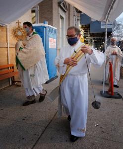 La eucaristía se llevó a cabo afuera de la parroquia para todos los que pasaran y se quisieran detener a orar, de 7:30 a 9:00 p.m. Foto: Karen Callaway/Católico