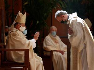 Nuevos diáconos ordenados: El diácono Bob Puhala, director del Instituto de Estudios Diaconales recibe la bendición del cardenal Cupich antes de proclamar el Evangelio el 8 de mayo. El cardenal Cupich ofició en la ceremonia de la mañana, en tanto el obispo Casey ofició en la misa de la tarde. Foto: Karen Callaway/Católico