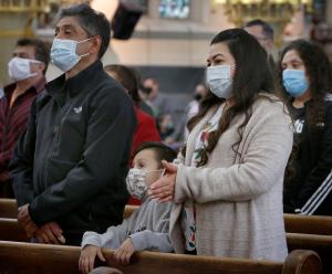 El obispo Robert Casey fue el principal celebrante durante la misa anual por el Día de las Madres y Embarazadas en la parroquia St. Joseph, en 1723 West 48th St. en Chicago el 9 de mayo. En la misa, el obispo dio una bendición especial a las madres y se entregó a las embarazadas una rosa blanca. Al final de la misa todas las madres recibieron una rosa. Foto: Karen Callaway/Católico