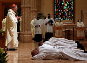 El cardenal pide a la congregación orar por los nuevos sacerdotes, postrados durante la letanía.  Foto: Karen Callaway/Católico