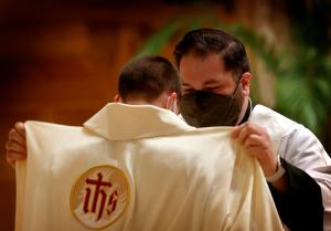 El padre Bradley Zamora inviste al recién ordenado sacerdote Andrew Matijevic.  Foto: Karen Callaway/Católico