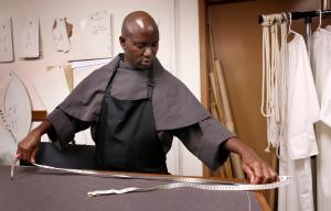 El padre Boniface Muia, quien se encuentra aprendiendo el arte de hacer hábitos, captado el 28 de octubre de 2025.
