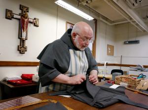 El hermano conventual franciscano Augustine Kelly, el sastre que hace los hábitos a mano, captado en su taller en Marytown, en Libertyville, el 28 de octubre de 2025. Fotos: Karen Callaway/Católico