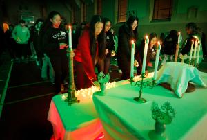 Los jóvenes depositan velitas en el altar antes de la adoración durante “Fired Up Fridays” en febrero de 2024 en el Centro Juvenil del Santísimo Sacramento.