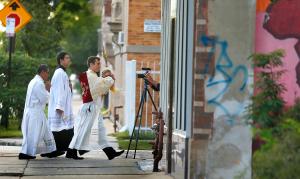 El padre Tom Boharic, pastor de Madre de las Américas lleva la custodia durante la procesión con los jóvenes por las calles alrededor del Centro Juvenil del Santísimo Sacramento en septiembre de 2025.