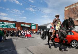 Un Jinete guía a los feligreses de la parroquia St. Paul, en 127 W. 22nd Pl., durante la procesión antes de la misa del Domingo de Ramos, 29 de marzo.