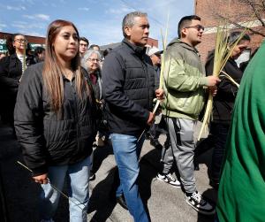 Participantes en la procesión de Domingo de Ramos, con parroquianos e St. Paul, en el sur de la ciudad, el 29 de marzo.