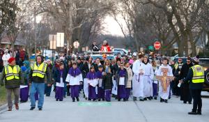 El padre Jason Torba guía a cientos de parroquianos de St. John Brebeuf en las Estaciones de la Cruz por las calles de Niles el 27 de marzo.