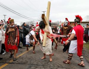 Marco Rodríguez interpreta a Jesús durante el viacrucis escenificado en la iglesia de la Sagrada Familia en Waukegan el 3 de abril.
