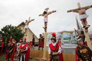Marco Rodríguez interpreta a Jesús en el viacrucis del 3 de abril en Waukegan. Fotos: Karen Callaway/Católico