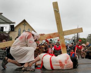 El obispo Timothy O’Malley guio las oraciones en español y en inglés en el viacrucis del 3 de abril en Waukegan.