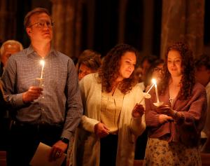 Treinta y nueve adultos se volvieron miembros integrales de la Iglesia católica durante la Misa Pascual en la Catedral del Santo Nombre el 4 de abril.