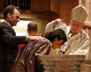 El catecúmeno Liam Cantwell es bautizado por el cardenal Cupich durante la misa de Vigilia Pascual el 4 de abril.