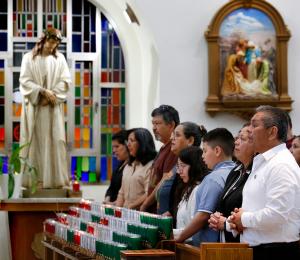 Asistentes a la misa especial el 10 de mayo.