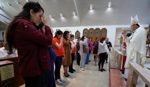 Otro momento de la bendición del obispo Chema a las asistentes a la parroquia Immaculate Conception/Five Holy Martyrs.