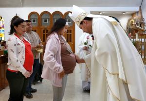El obispo José María Maldonado dio una bendición a las madres y embarazadas el 10 de mayo. Fotos: Karen Callaway/Católico
