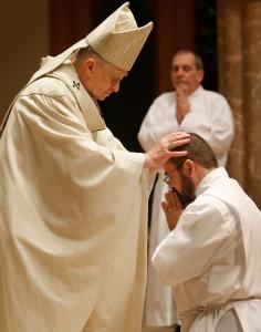 El cardenal Cupich posa sus manos sobre el candidato Abigail Ríos. Fotos (salvo donde se indica): Karen Callaway/Católico