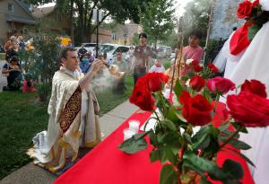 Con objeto de consagrar el vecindario al Sagrado Corazón de Jesús, los parroquianos de Madre de las Américas hicieron procesión el 17 de julio.