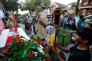 La procesión se detuvo en los altares afuera de las casas de seis parroquianos para consagrar su hogar y las calles a Jesús. Fotos: Karen Callaway/Católico