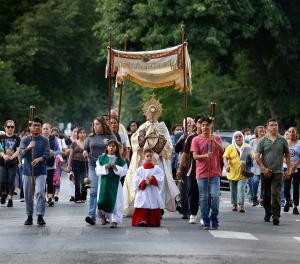 El padre Tom Boharic, pastor de Madre de las Américas guía una procesión eucarística por las calles de La Villita el 17 de julio.