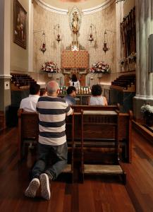 Feligreses en el santuario dedicado a Santa Ana.