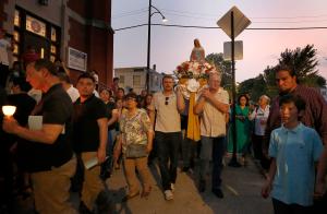 El obispo auxiliar José María Garcia-Maldonado celebró la misa el 26 de julio y llevó la reliquia de Santa Ana en una breve procesión por el vecindario.