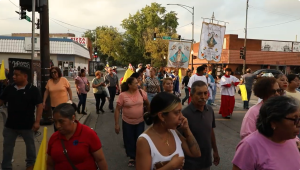 Feligreses llevan estandartes con la imagen de la Virgen de San Juan de los Lagos.