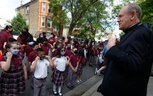 Personal y alumnos de las escuelas Good Shepherd y Epiphany, en La Villita celebraron la reapertura de Good Shepherd, en 2725 S. Kolin Ave. el 2 de junio, para el ciclo 2021-2022 como una expansión de los programas de kindergarten y prescolar de Epiphany. En la imagen, el copresidente del fondo Big Shoulders, Ken Velo bendice a estudiantes. En marzo se anunció que estas parroquias se unirían a través de Renueva mi Iglesia. Foto: Karen Callaway/Católico