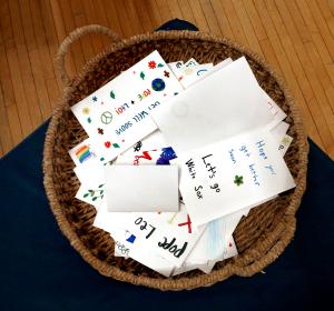 Esta canasta con las tarjetas de los alumnos fue bendecida al final de la actividad.