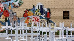 Miembros de los grupos presentaron el proyecto de “Las cruces de los inmigrantes” en una conferencia de prensa el 24 de septiembre en la Catedral del Santo Nombre, donde las cruces se exhibieron en el patio el 27 de septiembre, la 112ª Jornada Mundial del Migrante y del Refugiado.