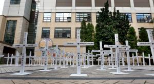 Sacerdotes por la Justicia para los Inmigrantes, en cooperación con Hermanas y Hermanos de los Inmigrantes, otros grupos y la comunidad de trabajadores organizados, han construido cruces de madera con los nombres inscritos de aquellos que han sido asesinados o han fallecido.