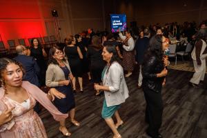 La Noche de Gala cerró con un animado baile. Foto: Cynthia Flores-Mocarski/Católico.