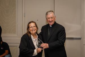 Nuestra fotógrafa Karen Callaway posa junto al cardenal Cupich y muestra el Premio Gaudium et Spes. Foto: Cynthia Flores-Mocarski/Católico