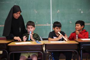 La hermana Mirna enseña la flauta en San Jerónimo en septiembre de 2024. La Hna. Mirna recibió el Premio Santa Teresa de Calcuta. Foto: Julie Jaidinger/Católico.