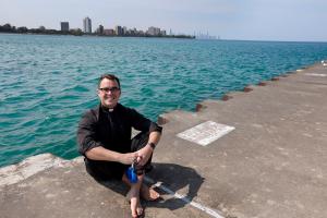 El hermano jesuita Matt Wooters nada en la playa de la 63rd St. el 11 de agosto. Wooters nadó 8 millas desde la Universidad Loyola hasta la playa de Ohio St. el 18 de agosto para recaudar $25,000 para Cristo Rey High School en Pilsen.  Foto: Karen Callaway/Católico