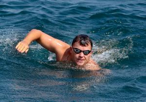 El hermano jesuita Matt Wooters nada en la playa de la 63rd St. el 11 de agosto. Wooters nadó 8 millas desde la Universidad Loyola hasta la playa de Ohio St. el 18 de agosto para recaudar $25,000 para Cristo Rey High School en Pilsen. Foto: Karen Callaway/Católico