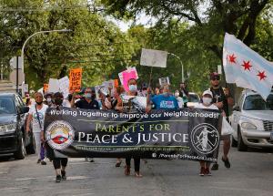 Las iglesias Ss. Genevieve and Stanislaus, St. John Bosco y St. James, en el vecindario Belmont-Cragin de Chicago, organizaron la Marcha por la Paz el 28 de agosto. “La ciudad ha perdido demasiados hermanos y hermanas por la violencia” dijeron en un comunicado. Foto: Karen Callaway/Católico