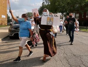 Las iglesias Ss. Genevieve and Stanislaus, St. John Bosco y St. James, en el vecindario Belmont-Cragin de Chicago, organizaron la Marcha por la Paz el 28 de agosto. “La ciudad ha perdido demasiados hermanos y hermanas por la violencia” dijeron en un comunicado.Foto: Karen Callaway/Católico