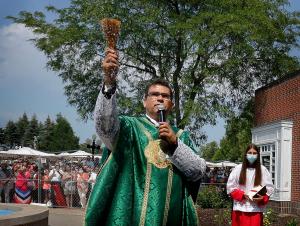 Primer martillazo en Santuario de Des Plaines. El padre Esequiel Sánchez, rector del Santuario, dio el primer martillazo a la vieja entrada y después bendijo las instalaciones para marcar el comienzo de la construcción de la nueva entrada el 1 de agosto. Foto: Karen Callaway/Católico