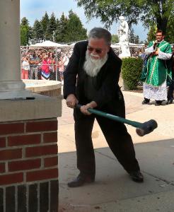 Primer martillazo en Santuario de Des Plaines. El padre Jesús Puentes, rector asociado del Santuario de Ntra. Sra. de Guadalupe en Des Plaines. Foto: Karen Callaway/Católico