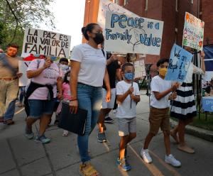Marcha por la Paz en San Jerónimo. Parroquianos salen de la iglesia con pancartas al comienzo de la marcha en la parroquia San Jerónimo en el barrio de Rogers Park, al norte de Chicago. Se unieron miembros del Distrito 24 del Departamento de Policía de Chicago para un rally de oración y una caminata por la paz el 6 de agosto. El obispo Mark Bartosic encabezó el rezo del rosario durante la procesión. Foto: Karen Callaway/Católico
